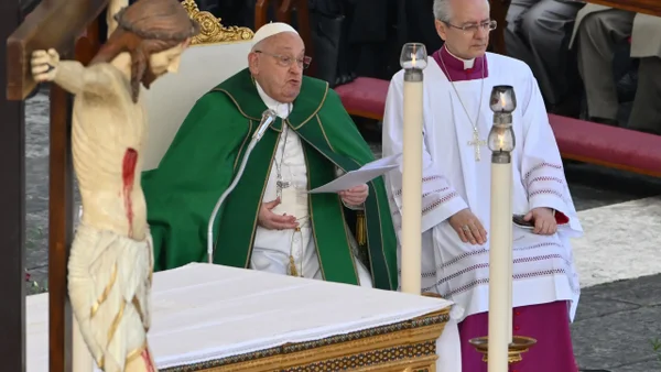 El papa Francisco dice que las fuerzas armadas solo deberían usarse en legítima defensa