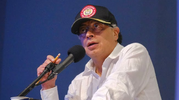 Presidente Petro dijo que se montó en una avioneta de ‘Papá Pitufo’: “Nunca supe que era de él”