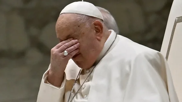 Revelan parte médico del Papa Francisco: seguirá hospitalizado por bronquitis