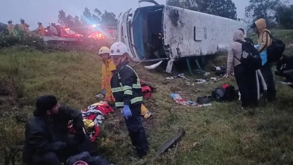 VIDEO | Bus con trabajadores se volcó en Simijaca, dejando una víctima fatal y 27 heridos