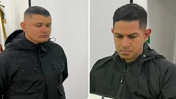 Descubren a oficial y patrullero de la Policía exigiendo dinero a subalternos a cambio de beneficios