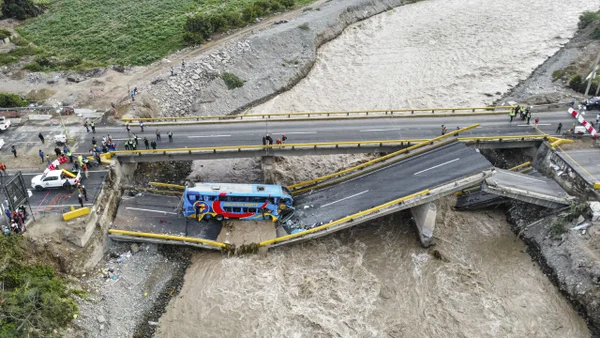Tragedia en Perú: puente colapsó con un bus lleno de pasajeros y dejó varios muertos y heridos