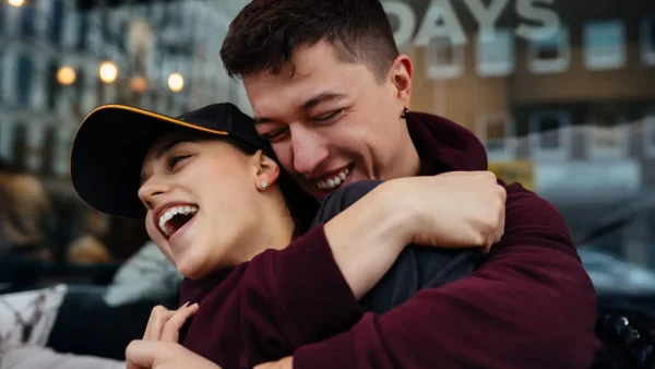 ¿Las parejas que son mejores amigos son más felices? Esto dicen los expertos