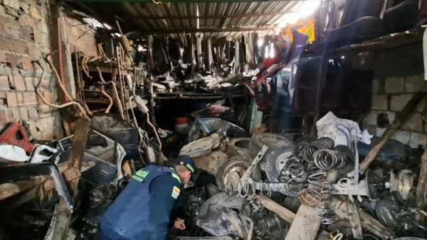 En video: descubren bodega de reciclaje que ocultaba autopartes robadas en Bogotá