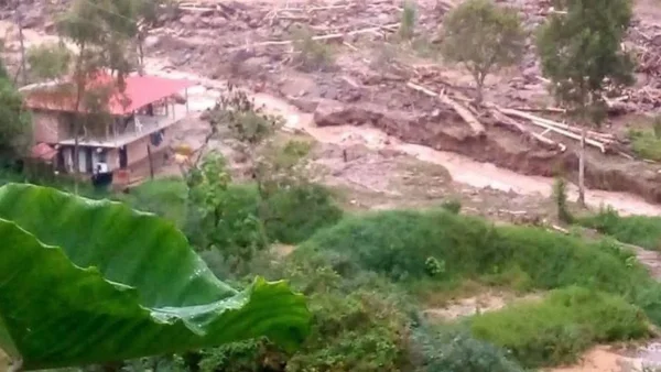 VIDEO | Habitantes registraron fuerte avalancha en Inzá, Cauca: arrasó puentes y fincas