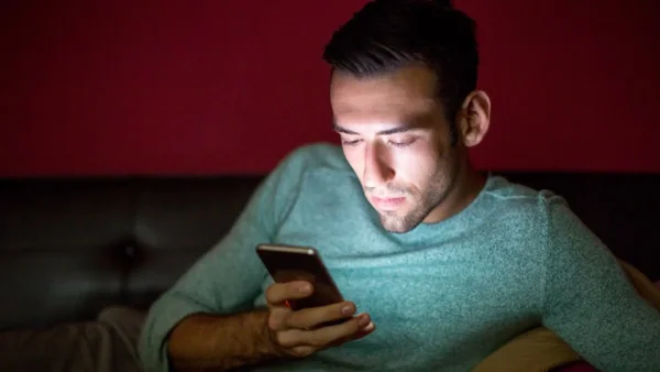 ¿Pasa más de cuatro horas mirando su celular? Estos son los riesgos para la salud ocular y mental