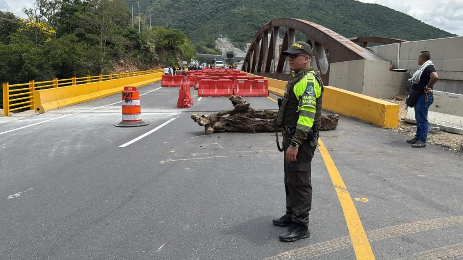 Bloqueo en la vía Bogotá - Girardot.