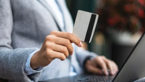 Informe reveló que la gente se está endeudando más: expertos recomiendan qué hacer para ponerse al día