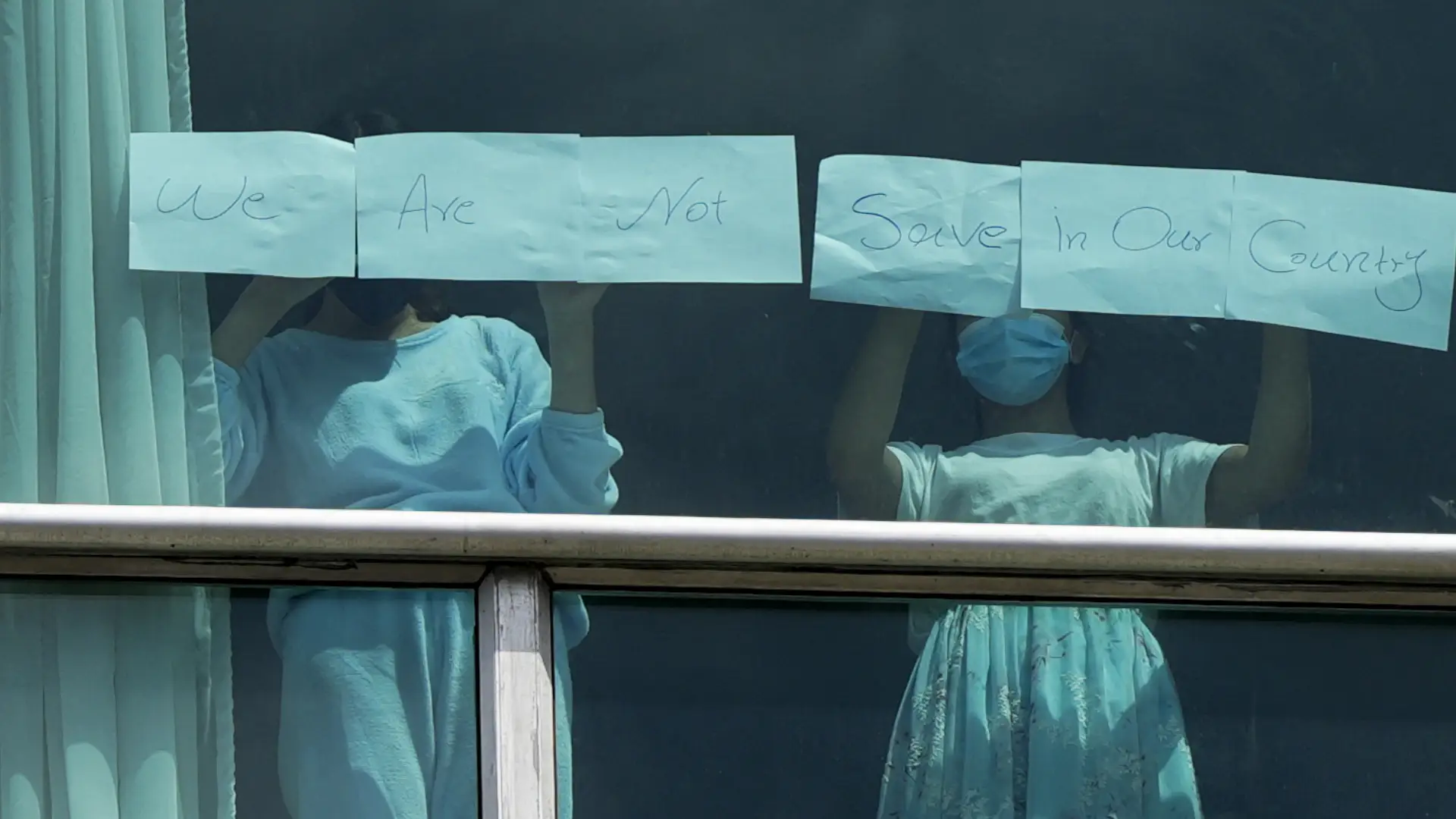Migrantes en un hotel de Panamá.