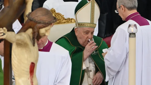 Hay mejoría en el estado de salud del papa Francisco, quien padece de neumonía bilateral