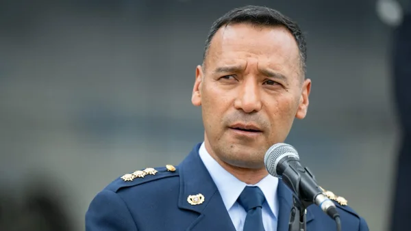 Pedro Sánchez, nombrado ministro de Defensa, renunció como militar activo