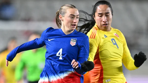 Increíble fallo de Mayra Ramírez: mano a mano y la mandó a la tribuna