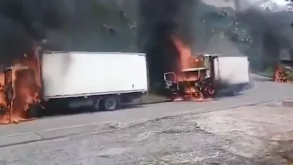 ELN incineró tres camiones en la vía Quibdó – Medellín, tras el anuncio del fin de amenazas