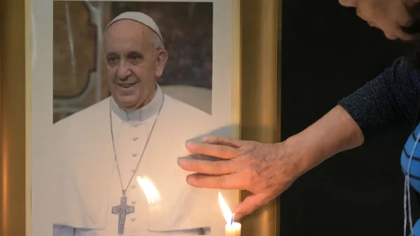 ¿Qué es la trombocitopenia, la afección que agravó la salud del papa Francisco?