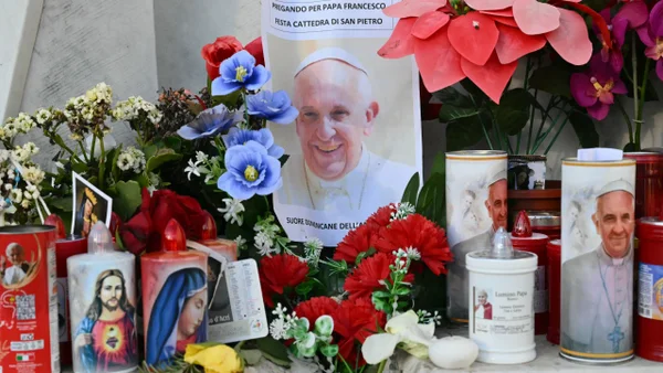 Estado del papa Francisco "sigue siendo crítico" y fue diagnosticado con insuficiencia renal