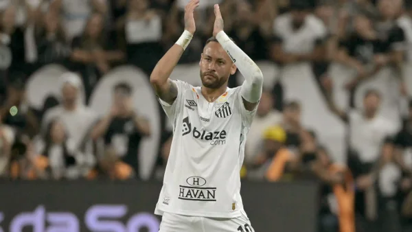 Neymar se calentó con los hinchas rivales y les respondió con gol olímpico: lo que no se vio en TV Neymar se calentó con los hinchas rivales y les respondió con gol olímpico: lo que no se vio en TV