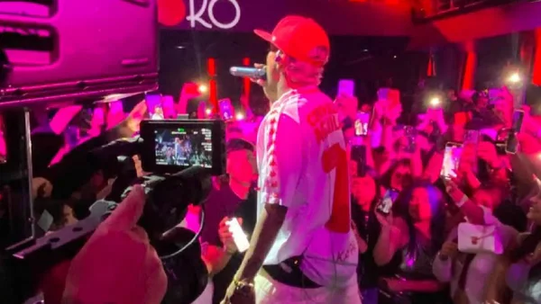 Reconocido cantante de música urbana confesó que trabajó en un almacén de cadena Reconocido cantante de música urbana confesó que trabajó en un almacén de cadena