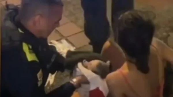 VIDEO | Policías asistieron el parto de una mujer en situación de calle en Medellín: así sucedió VIDEO | Policías asistieron el parto de una mujer en situación de calle en Medellín: así sucedió