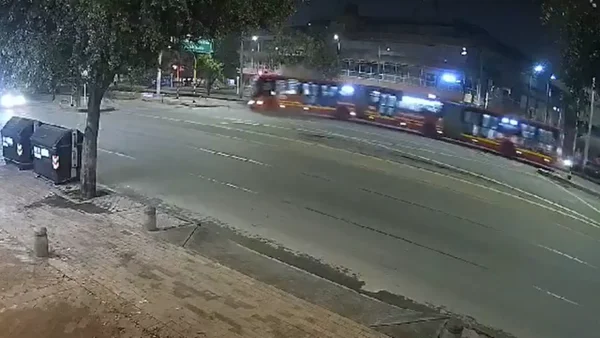 En video: momento exacto del fuerte accidente de un Transmilenio en la madrugada de este jueves