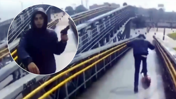 Víctima de atraco grabó el momento en que le apuntan con un arma y le roban su patineta en Bogotá Víctima de atraco grabó el momento en que le apuntan con un arma y le roban su patineta en Bogotá