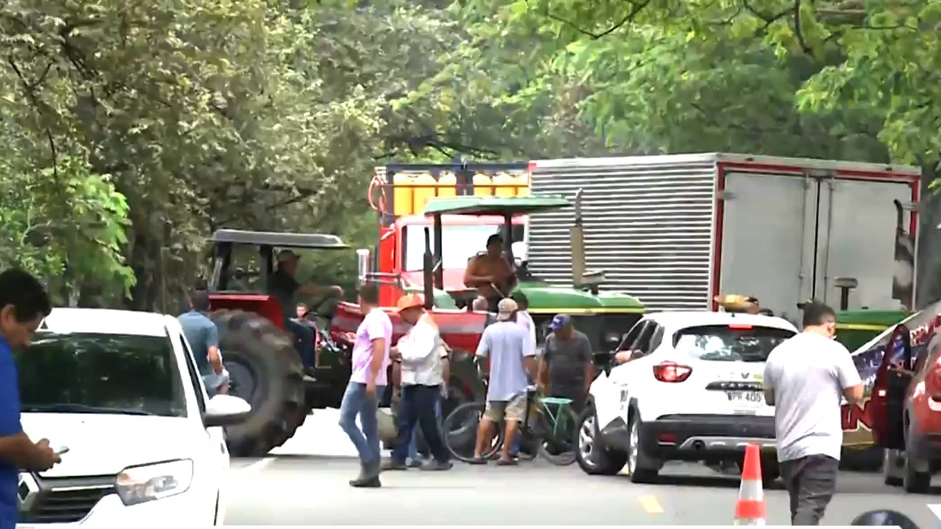 Las vías bloqueadas por arroceros en protesta por bajos precios del cereal
