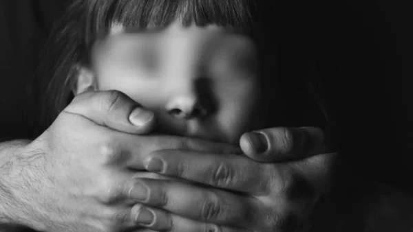 Niña que murió tras supuesta caída había sido abusada y golpeada por su padrastro y su mamá en Medellín Niña que murió tras supuesta caída había sido abusada y golpeada por su padrastro y su mamá en Medellín