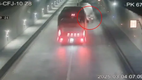 VIDEO | Bus a alta velocidad chocó contra un tractocamión en túnel de la vía al Llano