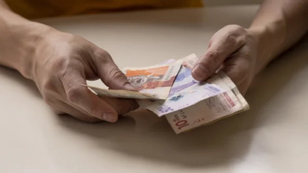 Descuentos claves en la salud de la mesada de pensionados en Colombia: esto deben tener en cuenta