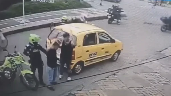 VIDEO | Tres ladrones armados robaron a un domiciliario y pretendían escapar en taxi