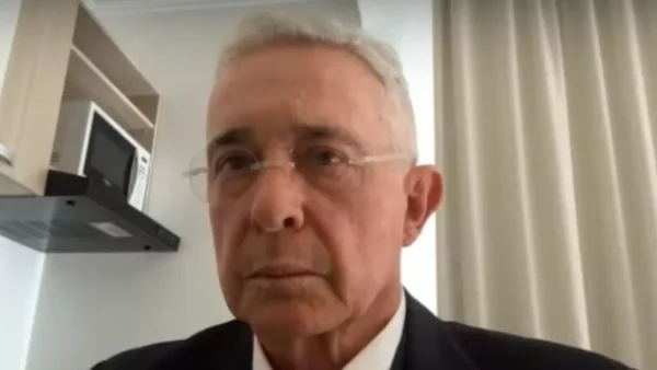 Los controversiales videos que por error se proyectaron durante el juicio contra Álvaro Uribe
