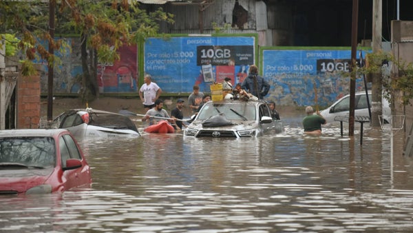 Aumentan a 13 los muertos por inundaciones en Bahía Blanca, Argentina Aumentan a 13 los muertos por inundaciones en Bahía Blanca, Argentina
