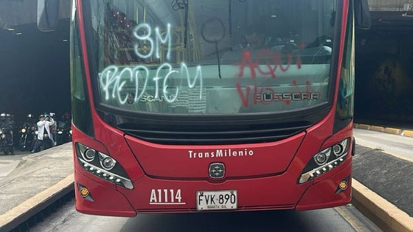Vandalizaron estación y bus de TransMilenio durante marcha del Día de la Mujer en Bogotá