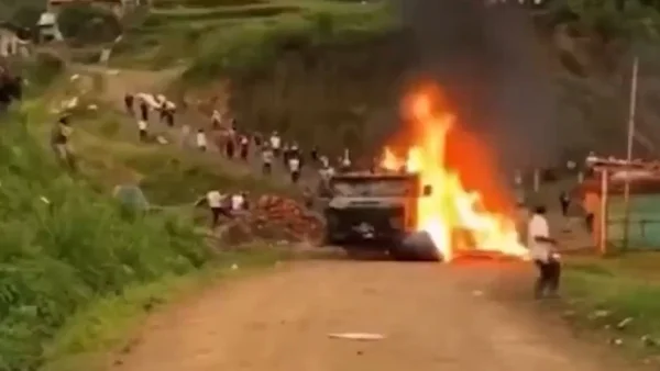 VIDEO | Imágenes revelan cómo intentaron quemar la tanqueta con policías secuestrados en Cauca