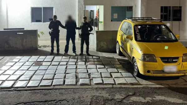 Cayó ‘narcotaxi’ con cargamento de marihuana: conductor buscaba sobornar a policías