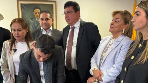 Bloque de senadores que hundiría la reforma laboral también lo haría con la reforma a la salud