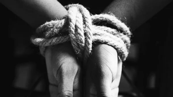 Adolescente fue secuestrada, abusada y forzada a falsificar su edad: así cayó en Bogotá