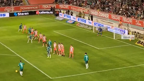 ¡Video! El palo le dijo que no a James Rodríguez en un espectacular tiro libre: ¡Casi golazo!