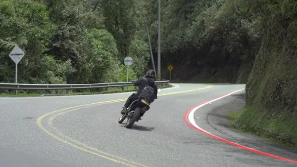 Esta es la multa por no respetar las nuevas líneas rojas en carretera: le saldría caro