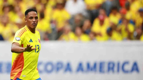 Revelan el instante exacto en que Yerry Mina sufrió una quemadura con la moto de un policía en Brasil