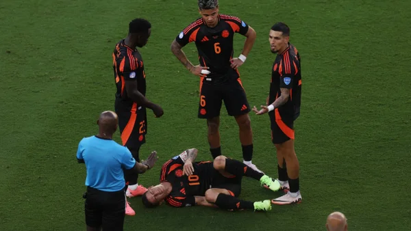 ¿Tenía que ser roja? VIDEO del fuerte codazo sobre James en el Colombia vs. Brasil