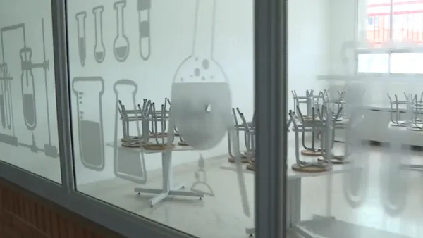 ¿Por qué renunció el profesor de las estudiantes se quemaron en un experimento?