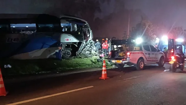 VIDEO | Bus quedó destruido tras protagonizar fuerte accidente en Sesquilé: reportan lesionados