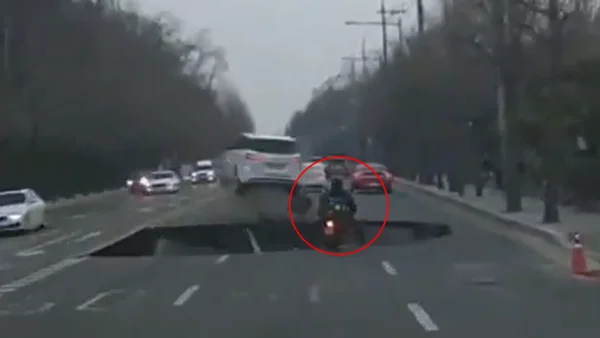 Momento exacto en el que motociclista cae a gigantesco agujero que se abrió en Corea del Sur
