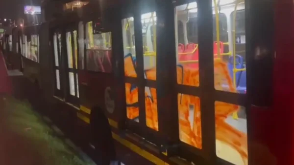VIDEO | Capturan en flagrancia a dos hombres que estaban vandalizando un bus de Transmilenio