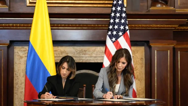 EE. UU. y Colombia firman acuerdo que impactaría deportación de migrantes