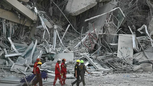 Fuerte terremoto en Birmania y Tailandia: más de 40 obreros están atrapados en edificio desplomado