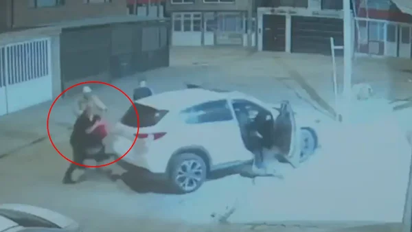 VIDEO | Violento robo en Puente Aranda: ladrones le hurtaron el carro a un hombre y lo dejaron herido