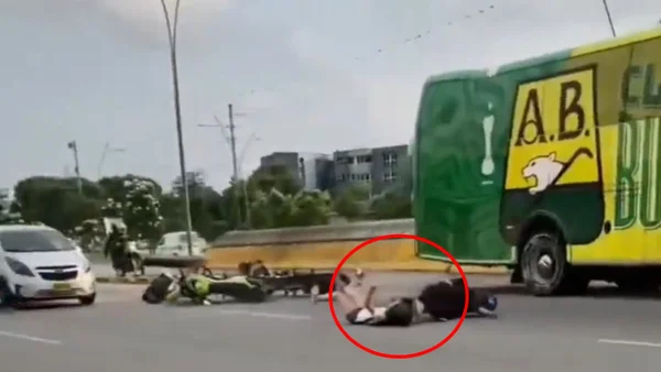 VIDEO | Policías que escoltaban bus del Atlético Bucaramanga fueron arrollados por una moto VIDEO | Policías que escoltaban bus del Atlético Bucaramanga fueron arrollados por una moto