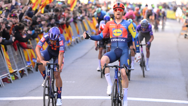 Quinn Simmons ganó una etapa en la que reinó el viento: la Vuelta a Cataluña se define en Barcelona