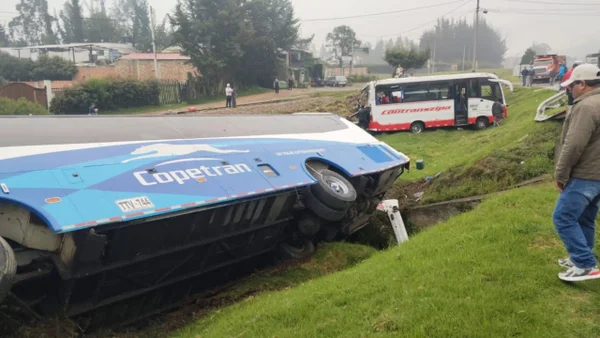 Grave accidente de tránsito entre dos buses de servicio público dejó al menos 12 heridos Grave accidente de tránsito entre dos buses de servicio público dejó al menos 12 heridos